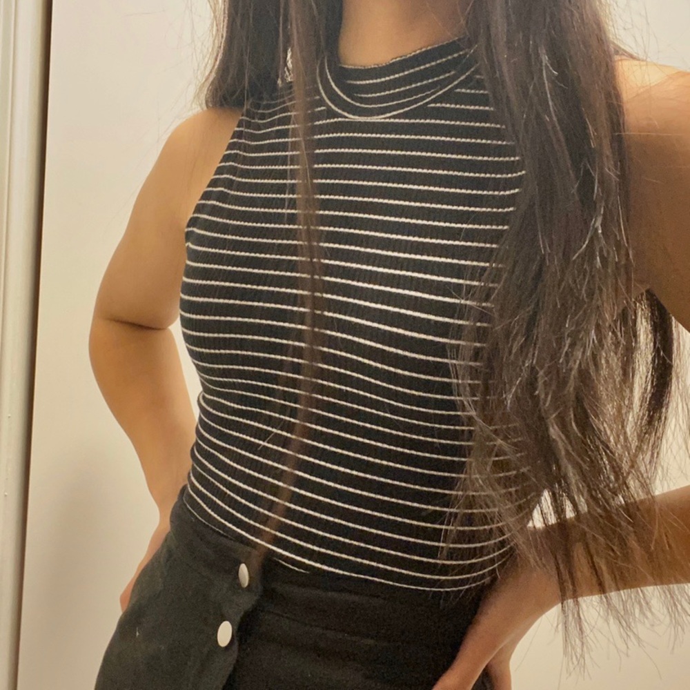 striped ribbed black n white mock neck!
